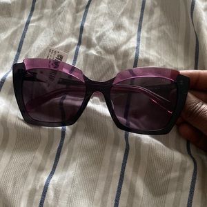 Purple and black sunglasses those not come with box